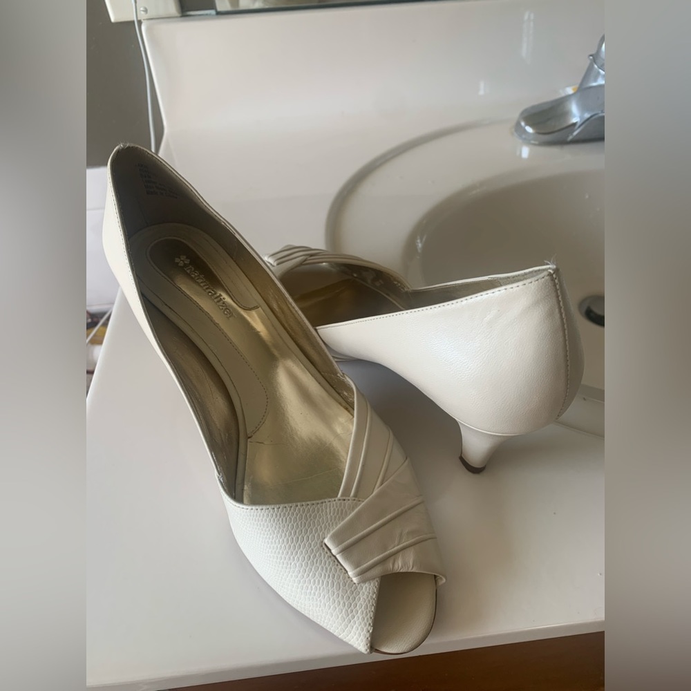 Naturalizer Peep Toes Pump Shoes. Women. Cream and Gold. Size 8.5 M. - Picture 2 of 10